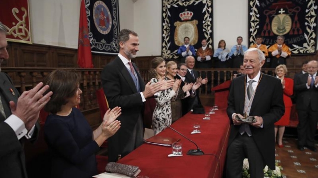 Eduardo Mendoza recibe el Premio Cervantes de manos del rey Felipe