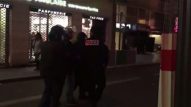 Tiroteo en los Campos Elíseos París dejó al menos un policía muerto