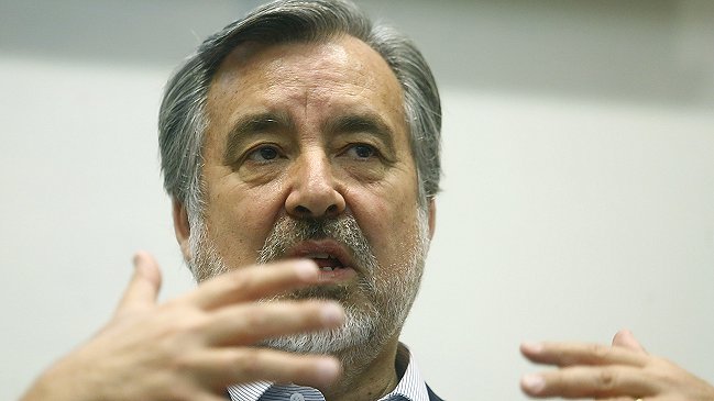 Alejandro Guillier: El Gobierno no gana elecciones, pero las puede perder