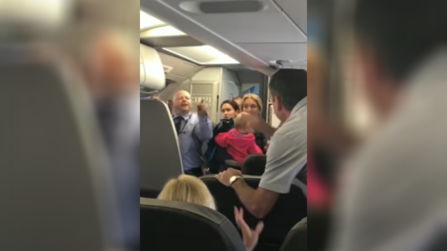 American Airlines suspendió a auxiliar de vuelo tras altercado con pasajera