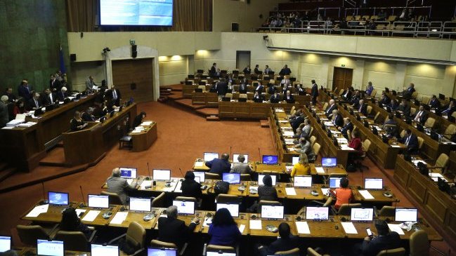 Encuesta: Dos de cada tres chilenos tienen mala opinión de partidos políticos