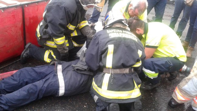 Tres bomberos lesionados y 15 damnificados tras incendio en edificio de Valparaíso