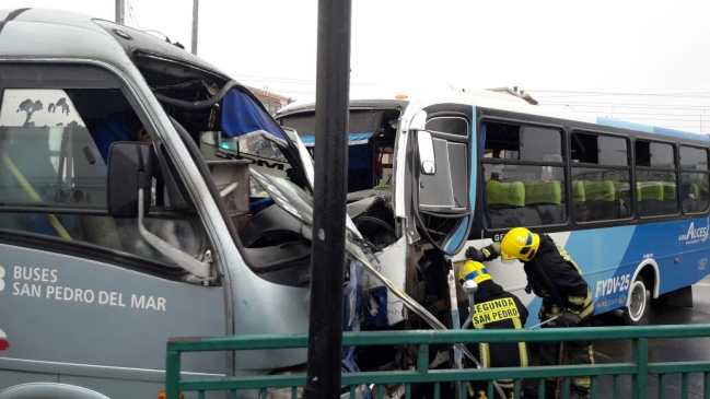 Choque frontal de dos micros dejó 26 heridos en San Pedro de la Paz