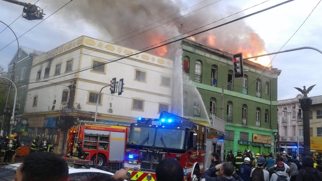 Incendio afectó a edificio patrimonial en el centro de Valparaíso