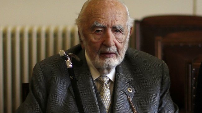 Alumnos y ex alumnos de Comunicaciones UC rechazaron obituario de Agustín Edwards