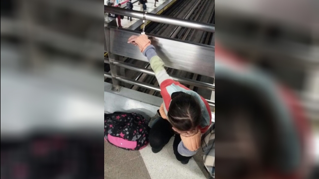 Denuncian que estudiante fue esposada por más de dos horas por guardias de Metro