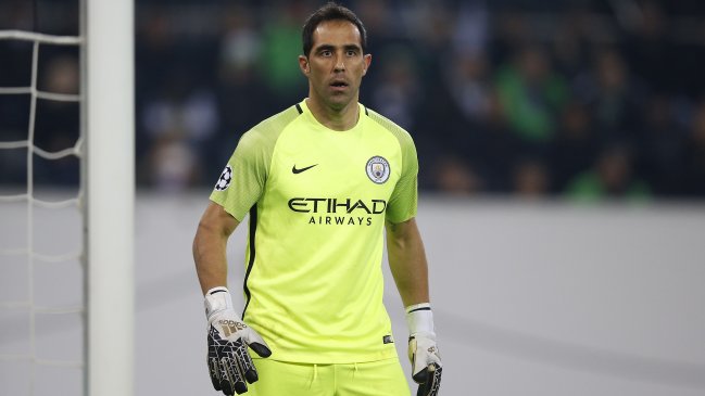 Claudio Bravo salió lesionado en el clásico de Manchester