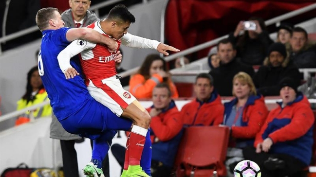 Defensa que dejó a Alexis con el labio roto ironizó con foto del chileno