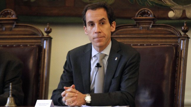 Municipio de Santiago presenta querella por déficit y solicita 6.000 millones al Gobierno