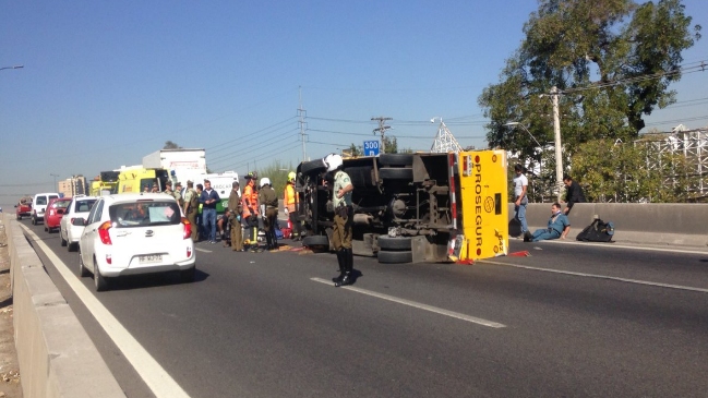 Accidente de un camión de transporte de valores dejó un vigilante fallecido en la Autopista Central