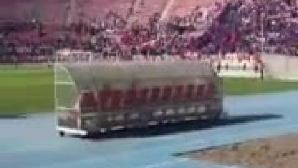 Hinchas de la U llegaron al Nacional para banderazo