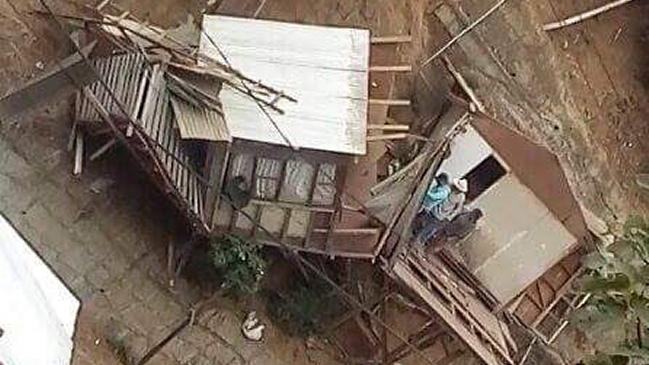 Municipio de Valparaíso derribará casa que quedó colgando de cables en San Roque
