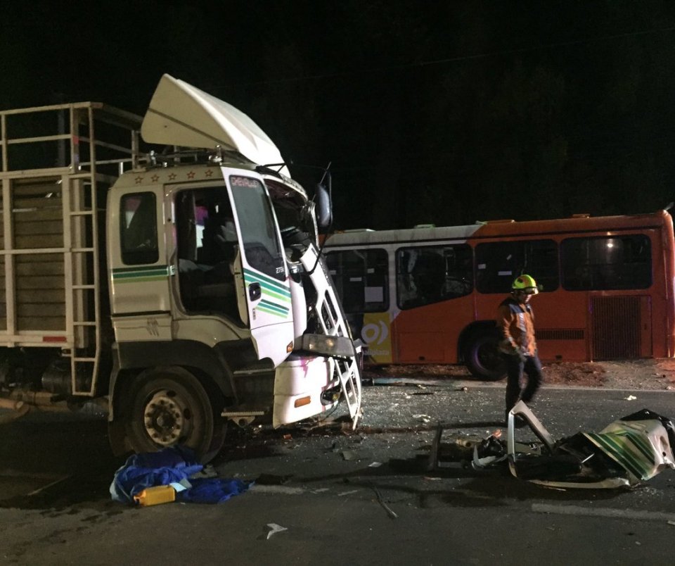 Un lesionado tras choque entre camión y bus del Transantiago en Quilicura