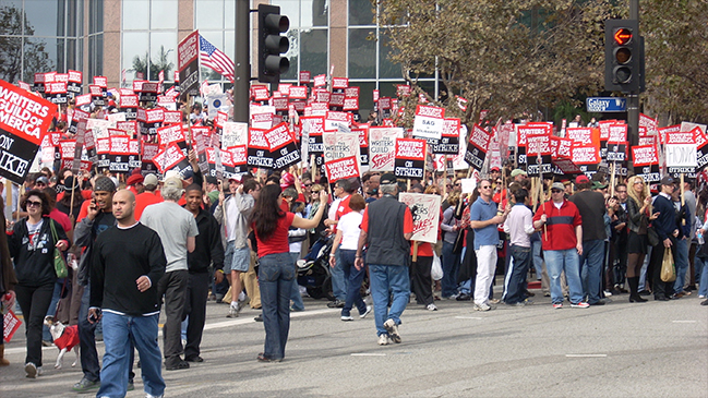 Sindicato de guionistas estadounidense alcanzó acuerdo y evitaron huelga
