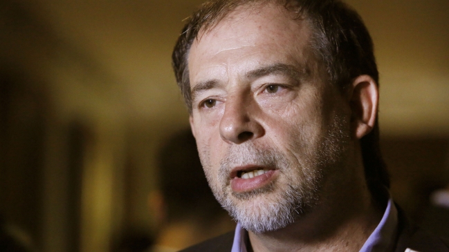 Senador Girardi estudia acciones legales contra pasajero que lo increpó en avión