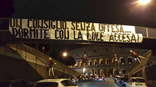 Muñecos ahorcados con camisetas de Roma aparecieron cerca del Coliseo