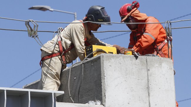 Diputado defendió proyecto que aumenta vacaciones: En Chile se trabaja mucho