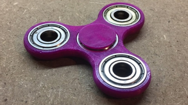 Fidget Spinners: El polémico juguete que es furor y un problema en las escuelas de EE.UU.