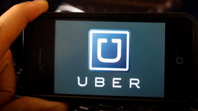 Cayó banda que robó auto de conductor de Uber en Macul: Se volcaron en autopista