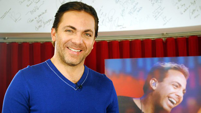 Cristian Castro pide matrimonio a su novia en mitad de un concierto