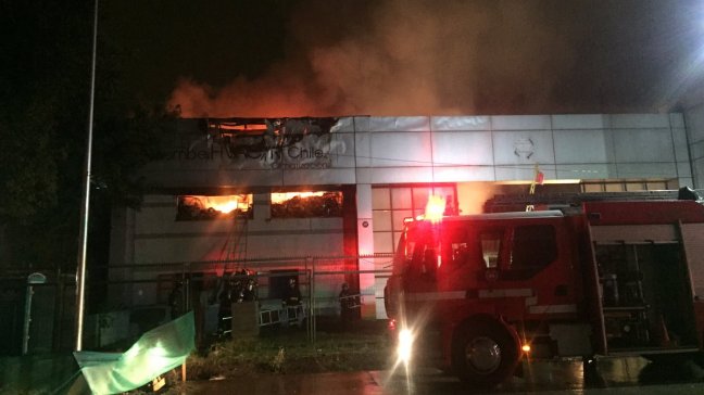 Incendio en bodegas movilizó a bomberos en San Joaquín