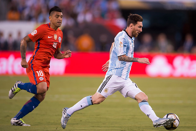 Lionel Messi mostró su notable museo de camisetas