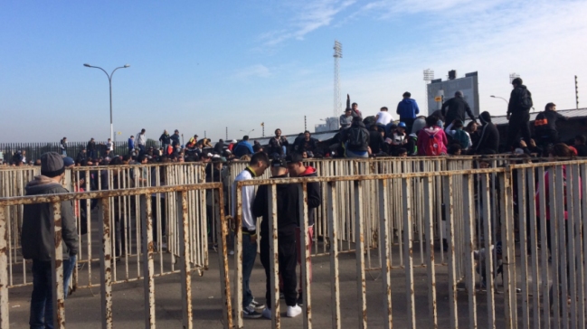 Hinchas de Colo Colo repletaron boleterías del Monumental en busca de una entrada