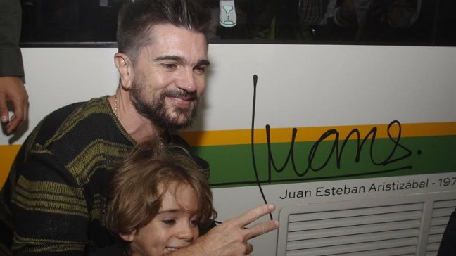  Juanes estampó su firma en metro de Medellín  