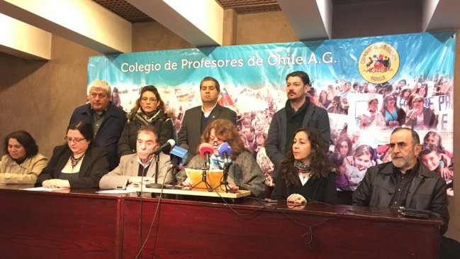 Profesores de Santiago en estado de alerta ante posible no pago de sueldos