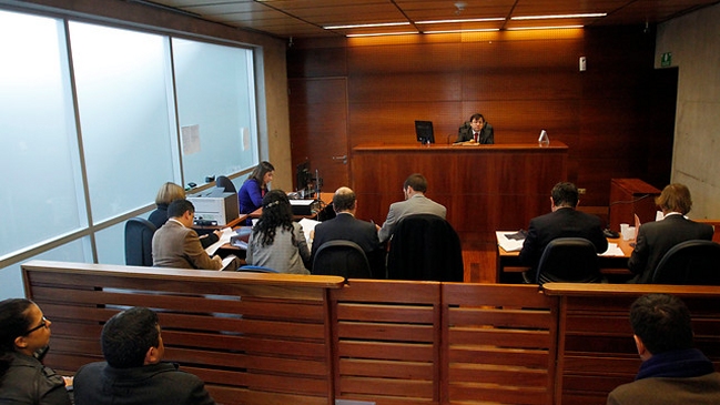 Ex carabinero sorprendido manejando auto robado quedó con arresto domiciliario