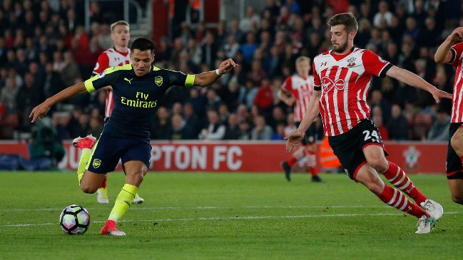 Alexis aportó un gol en valioso triunfo de Arsenal ante Southampton