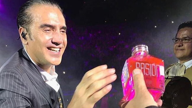Alejandro Fernández negó problemas con el alcohol tras bochorno en el escenario