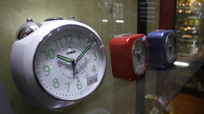 Experto propone que Chile retrase la hora en 120 minutos