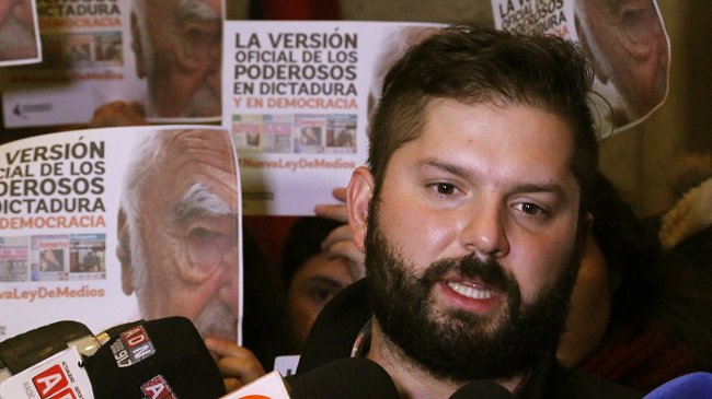 Gabriel Boric lideró protesta por homenaje a Agustín Edwards en el Senado