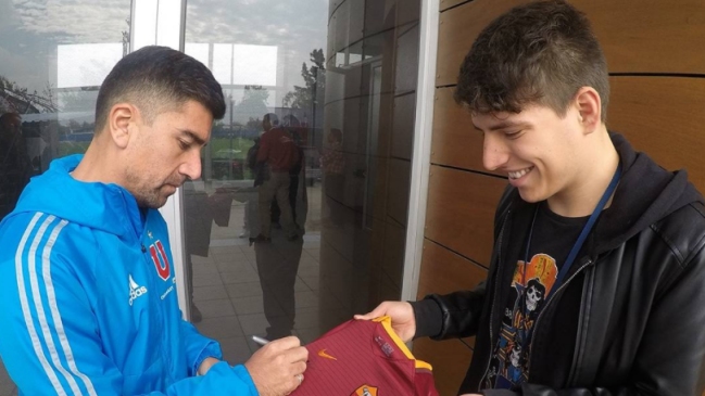 Hincha de AS Roma cumplió el sueño de conocer a David Pizarro