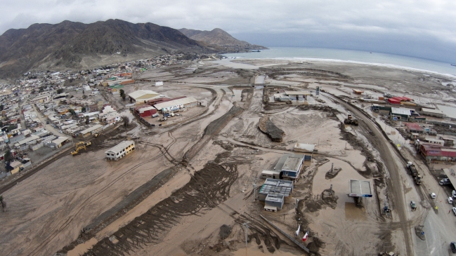 Alcalde de Chañaral: En Santiago se desborda un río y a los tres días tienen limpio