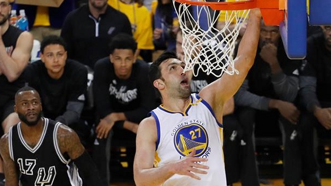 Aficionados de los Spurs demandaron a Pachulia por lesionar a Kawhi Leonard