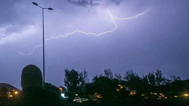 Tormenta eléctrica: Santiago registra rayos, truenos y caída de granizo
