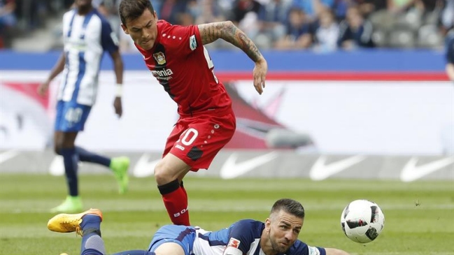 Charles Aránguiz marcó en goleada de Bayer Leverkusen sobre Hertha Berlín