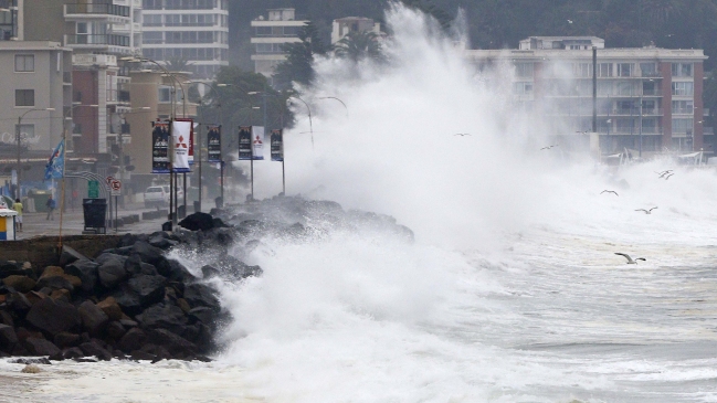 Armada anunció marejadas en todo Chile: Se esperan olas de hasta cuatro metros