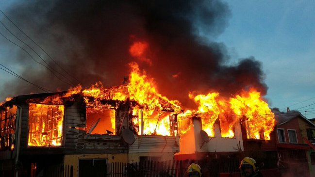 Incendio de gran magnitud consume varias viviendas en Lota
