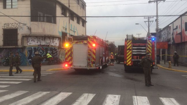 Dos carabineros lesionados tras colisión en centro de Santiago