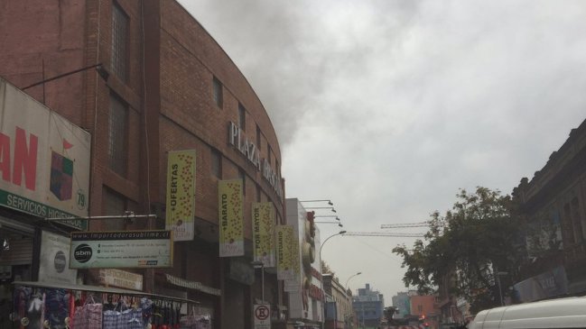 Incendio en centro comercial genera desvíos en la Alameda