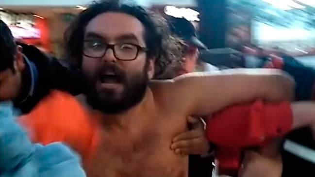 Sujeto se desnudó en pleno mall para denunciar un robo