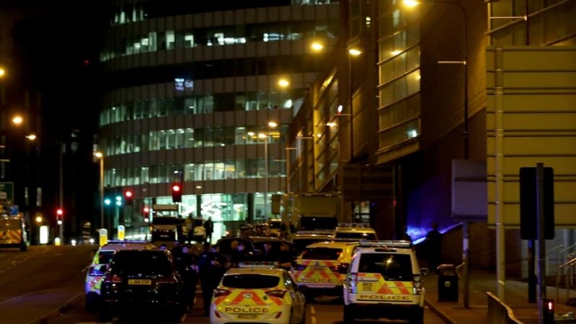 La policía evacua una zona céntrica de Manchester y detiene a una persona