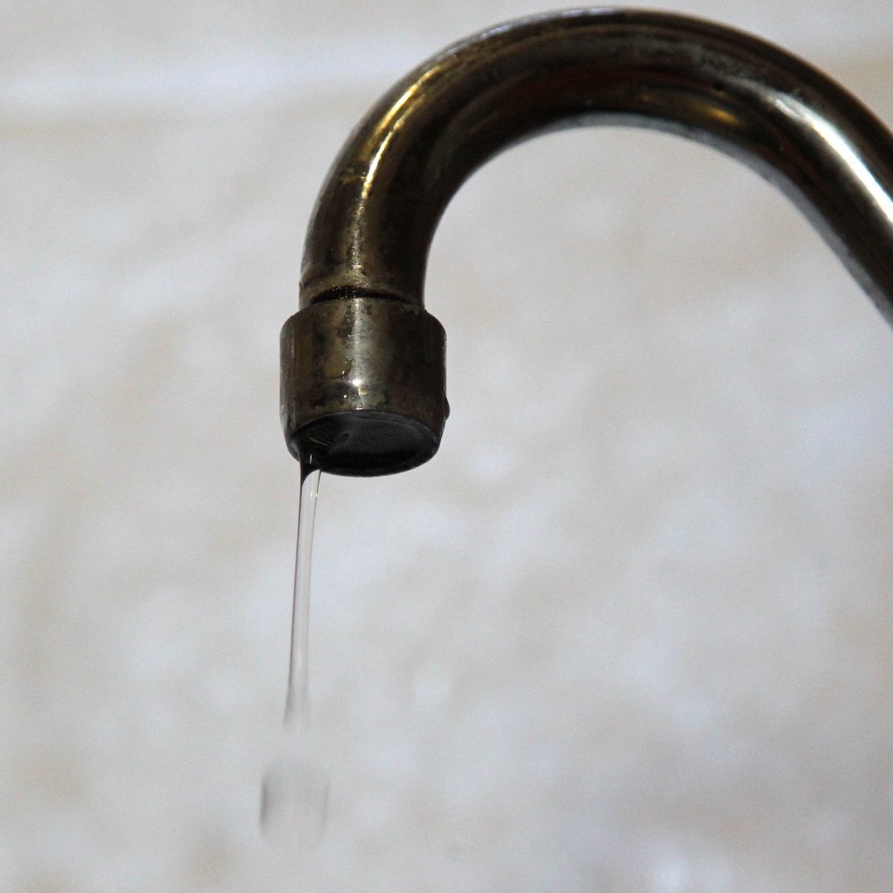 Suspenden clases en sector de Las Condes por corte de agua