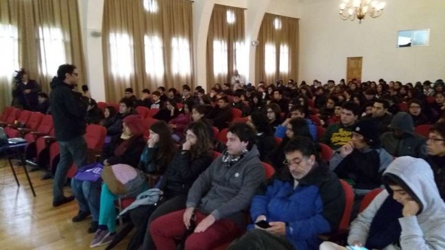 Alumnos visitaron la UMCE para conocer cómo se forman futuros profesores