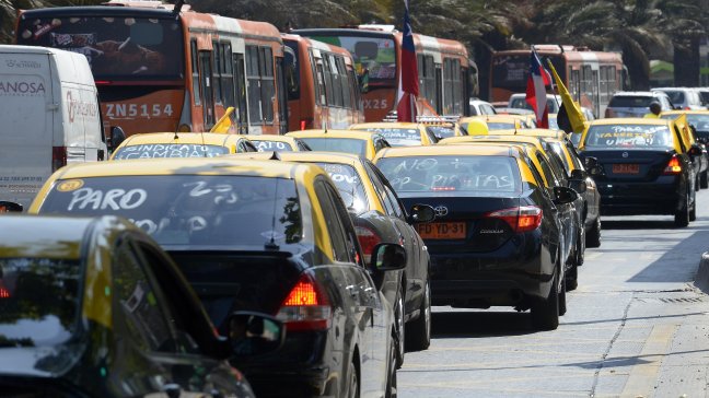 Taxistas anuncian nueva movilización: Piden que se regularicen aplicaciones de transporte