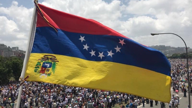 Gobierno venezolano sancionará a colegios que izaron bandera al revés