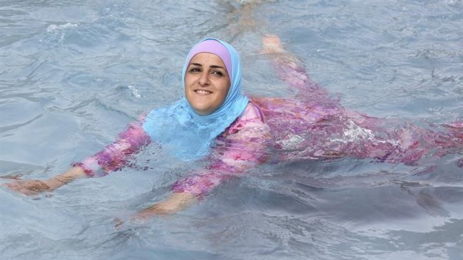 La polémica sobre el burkini llega de nuevo a las playas de Cannes